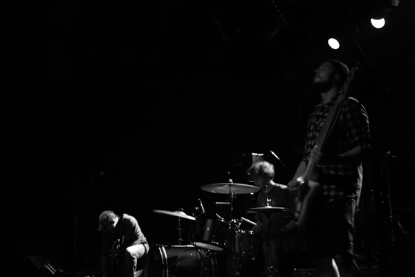 Von links nach rechts: J. Fredo - Gesang & Gitarre, Pedro - Schlagzeug, JP - Bass, Foto von Julia