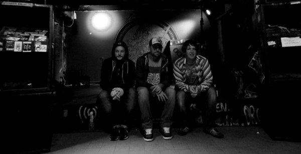 Von links nach rechts: JP - Bass, J. Fredo - Gesang & Gitarre, Pedro - Schlagzeug